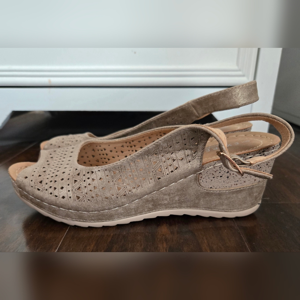 Extreme Comfort Peep Toe Wedge Sandals Size 9